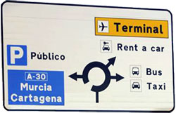 Paneles indicativos en la carretera del aeropuerto de Murcia